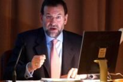 Mariano Rajoy, ayer en Santiago dando el balance de las actuaciones oficiales en el caso «Prestige»