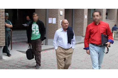 Paulino Álvarez (centro) a la salida del juzgado de Ponferrada el pasado julio escoltado por guardias civiles que llevaron el caso.