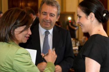 Silvia Clemente conversa con Beatriz Espinosa, ayer en Madrid.