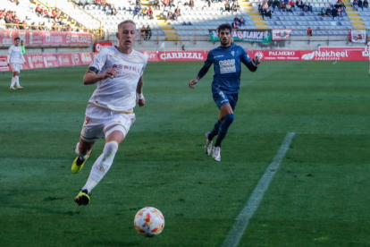 Nico Obolskii se convirtió en el futbolista de la Cultural que más lo intentó en la portería del Córdoba defendida por el guardameta Marín. MIGUEL F.B.