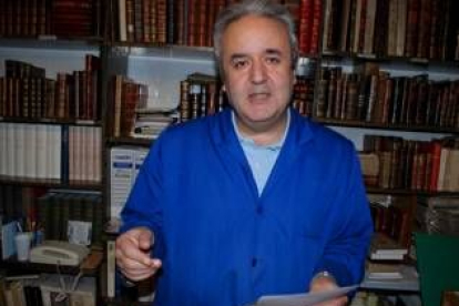 Felipe Martínez, propietario de la librería Camino de Santiago, y experto en tasación de libros