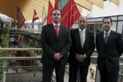 Rojo, Bernardo Gutiérrez y Ramón Prieto posan ante los pendones