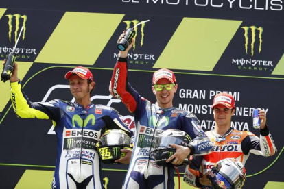 Jorge Lorenzo, en el centro, junto a Valentino Rossi, a su izquierda, y Dani Pedrosa, a la derecha, en el podio del GP de Catalunya de MotoGP.