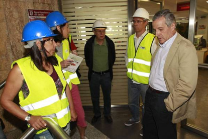 En una visita organizada al interior del edificio, los periodistas pudieron departir con el alcalde que explicó los pormenores de los trabajos que se llevan a cabo. Foto: Ramiro.