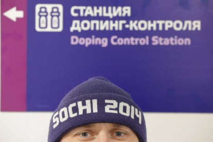 Un hombre, ante el cartel del puesto de control antidoping de las instalaciones del biatlón en Sochi.