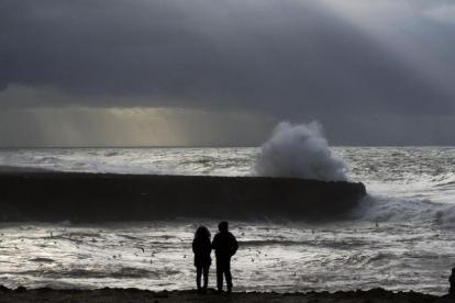 Dos marroquís frente al mar durante una inusual tormenta en Rabat, el 8 de enero.