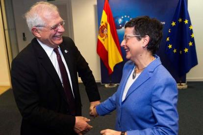 El alto representante para la Política Exterior, Borrell, saluda a la ministra González Laya.