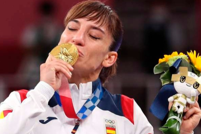 Sánchez, de 39 años, celebra su primera medalla olímpica en la casa del karate . HEDAYATULLAH AMID