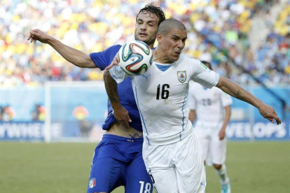 Parolo y Pereira luchando por un balón durante el partido de hoy.