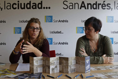 La concejala Liliana Izquierdo y la alcaldesa Camino Cabañas presentaron el Escape Way. FERNANDO OTERO