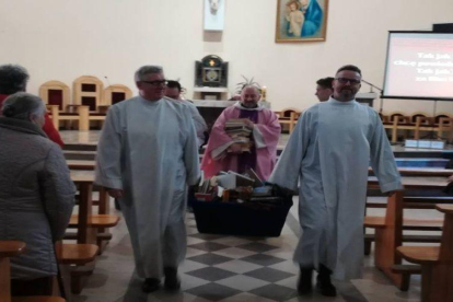 Los sacerdotes en una iglesia de Polonia a punto de quemar los libros.