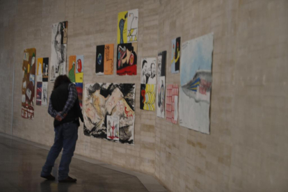 Visitantes del museo contemplan obras expuestas. RAMIRO