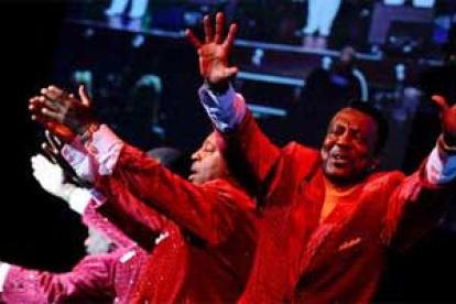 La banda estadounidense The Contours actúa durante el estreno mundial de 'Memories of Motown'