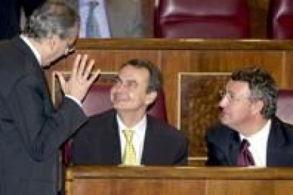 El líder del PSOE en el Congreso de los Diputados conversa con Alfonso Guerra y Jesús Caldera