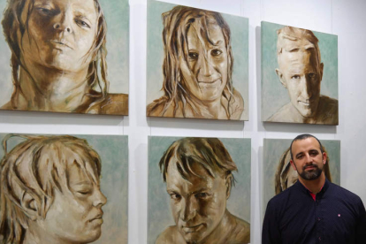 El artista Antonio Cuenca ante una de las obras que pueden verse en la exposición.