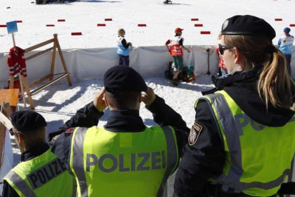 Tres policías en Seefeld (Austria), la sede del Mundial de esquí de fondo.