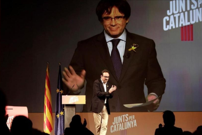 Puigdemont interviene por videoconferencia en el acto de este domingo de JxCat en Mollerussa.