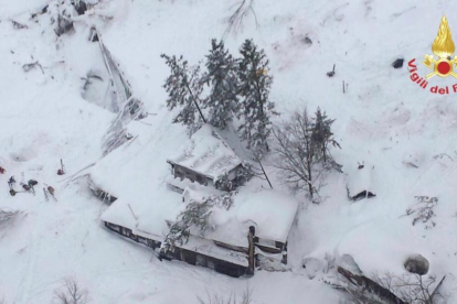 Imagen aérea del hotel Rigopiano, en Farindola (Abruzos) tras la avalancha, el 19 de enero.