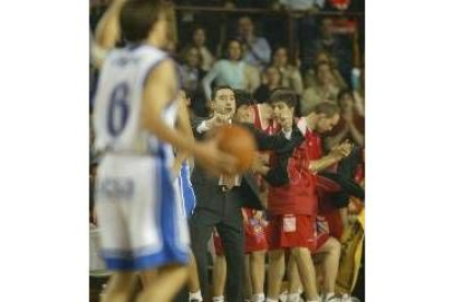 Jareño no paró de dar instrucciones a pesar de la facilidad del partido