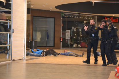 Simulacro en el interior del centro comercial. POLICÍA NACIONAL