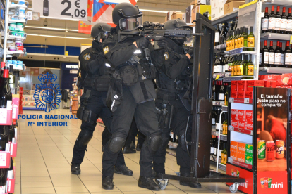 Agentes participantes en el simulacro en el hipermercado Carrefour. POLICÍA NACIONAL