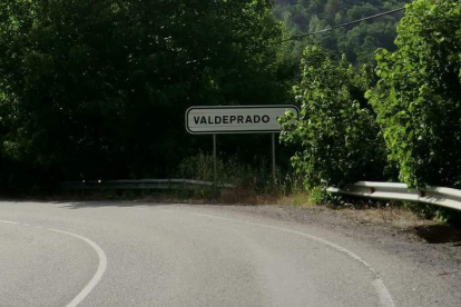 Un tramo de la carretera que lleva a Valdeprado. UPL