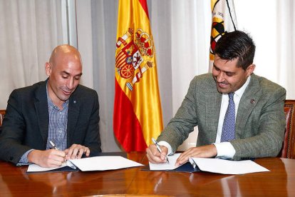 Luis Rubiales, a la izquierda, y David Aganzo durante el acto de la firma del histórico acuerdo. RFEF