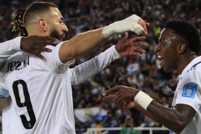 Karim Benzema y Vinicius celebran un gol durante esta temporada con el Real Madrid. JULIO MUÑOZ