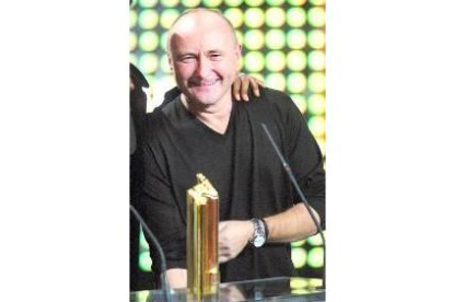 El cantante Phil Collins recibió un premio en el Midem de Cannes