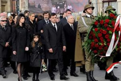 Marta, junto a su hija, su marido y su tío, preside el cortejo fúnebre de sus padres.