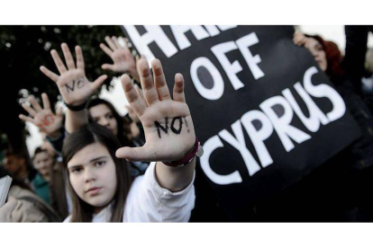 Centenares de chipriotas realizan una protesta en las calles de Nicosia, la semana pasada.
