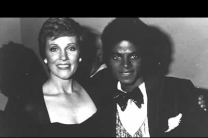 Michael Jackson, con su color original del que poco queda ya, junto a Julie Andrews.