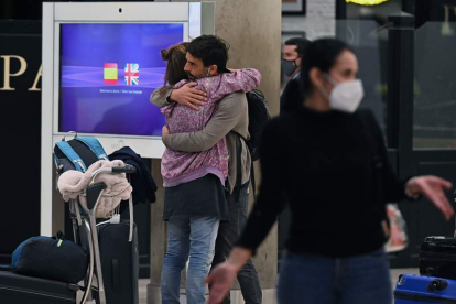 Pasajeros a su llegada al aeropuerto Adolfo Suárez de Madrid antes de conocerse que el Gobierno cierra vuelos con Reino Unido. FERNANDO VILLAR