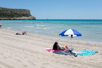La playa de Son Bou, en la isla de Menorca, el sábado. DAVID ARQUIMBAU