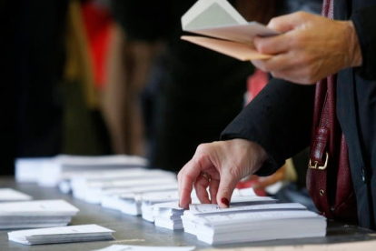 Una mujer escoge su papeleta de voto en las pasadas elecciones de 2019. FERNANDO OTERO