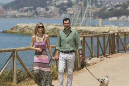 Juan Manuel Moreno pasea con su mujer por Málaga en la jornada de reflexión. ÁLVARO CABRERA