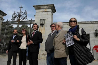 Familiares de víctimas de la guerra civil, frente a la entrada a la Basílica del Valle de los Caídos el pasado 23 de abril. En el centro, su abogado, Eduardo Ranz