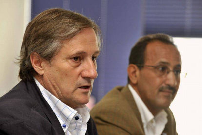 El eurodiputado de IU Willy Meyer (izquierda), junto al delegado del Frente Polisario en Canarias, Mohamen Salem.