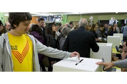 Un joven participa en la consulta soberanista del pasado 9 de noviembre, en Barcelona.