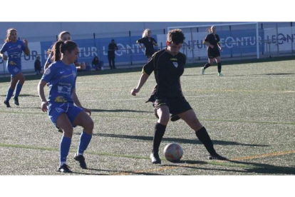 El equipo leonés goleó al debutante Romanon asturiano. FERMÍN GRANDA