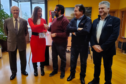 Encuentro de Muñoz con los representantes de la Asociación de Antiguos Alumnos Agustinianos de León. JCYL