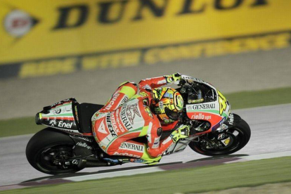 Rossi traza una curva con su Ducati durante los ensayos del GP de Catar.