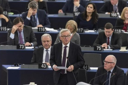 Juncker (centro) pronuncia su discurso durante el debate sobre el resultado de la última cumbre y el bloqueo del tratato comercial con Canadá, en el pleno de la Eurocámara, este miércoles, en Estrasburgo.