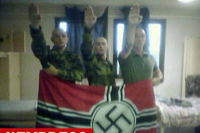 Imagen de los tres exmilitares a los que investiga la policía francesa. Esta foto es la que motivó su expulsión del Ejército en el 2008.