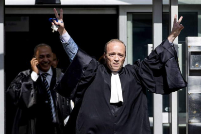 Un abogado tras conocer el fallo de La Haya. KOEN VAN WEEL
