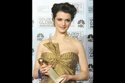 La actriz Rachel Weisz posa con su premio tras ganar en la categoría de «Mejor Actriz Secundaria», por su participación en la película The Constant Gardener,