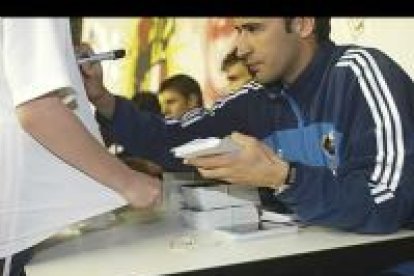 Los jugadores de la selección española hicieron un hueco en su estancia en León, donde se enfrentan a Armenia, para atender a los cientos de niños leoneses, desvividos con sus ídolos futbolísticos.