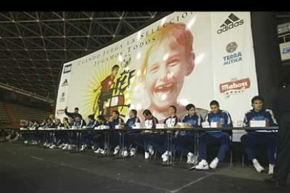 Todos y cada uno de los jugadores dedicaron parte de su estancia en León para atender a la afición leonesa.