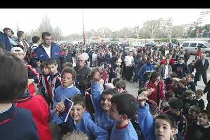 Cientos de niños acudieron al Palacio de los Deportes para participar en una jornada en la que los jugadores firmaron autógrafos y atendieron a los pequeños aficionados personalmente.