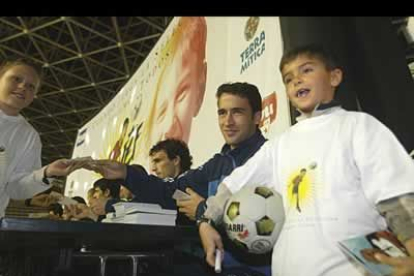 Los jugadores se mostraron muy  receptivos y pacientes con los niños que cumplieron su deseo de codearse con las estrellas del futbol nacional.